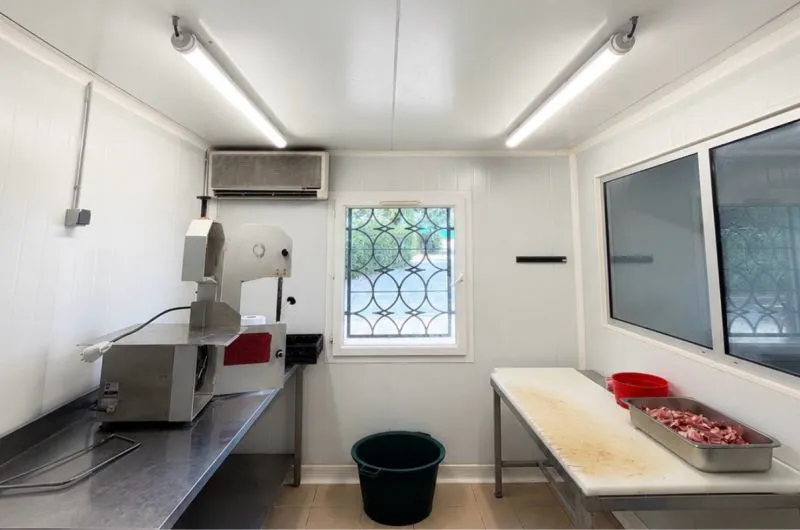 Laboratoire de boucherie éclairé par deux réglettes LED