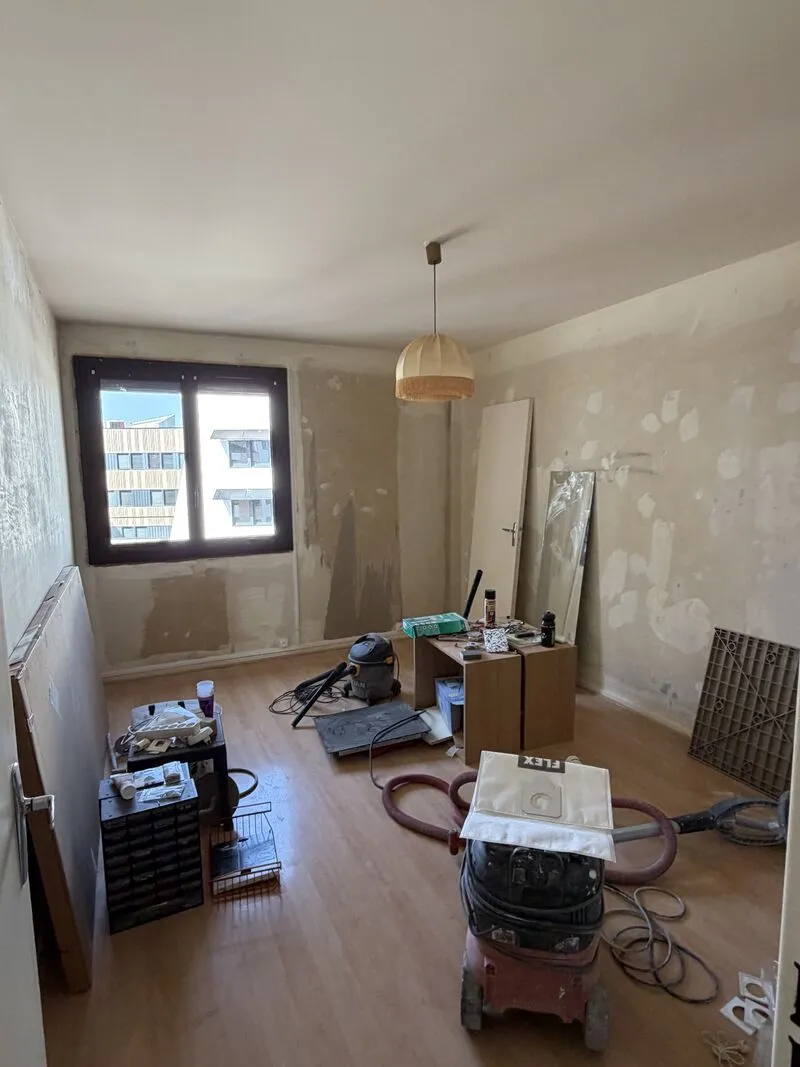 Chambre en rénovation avec suspension posée